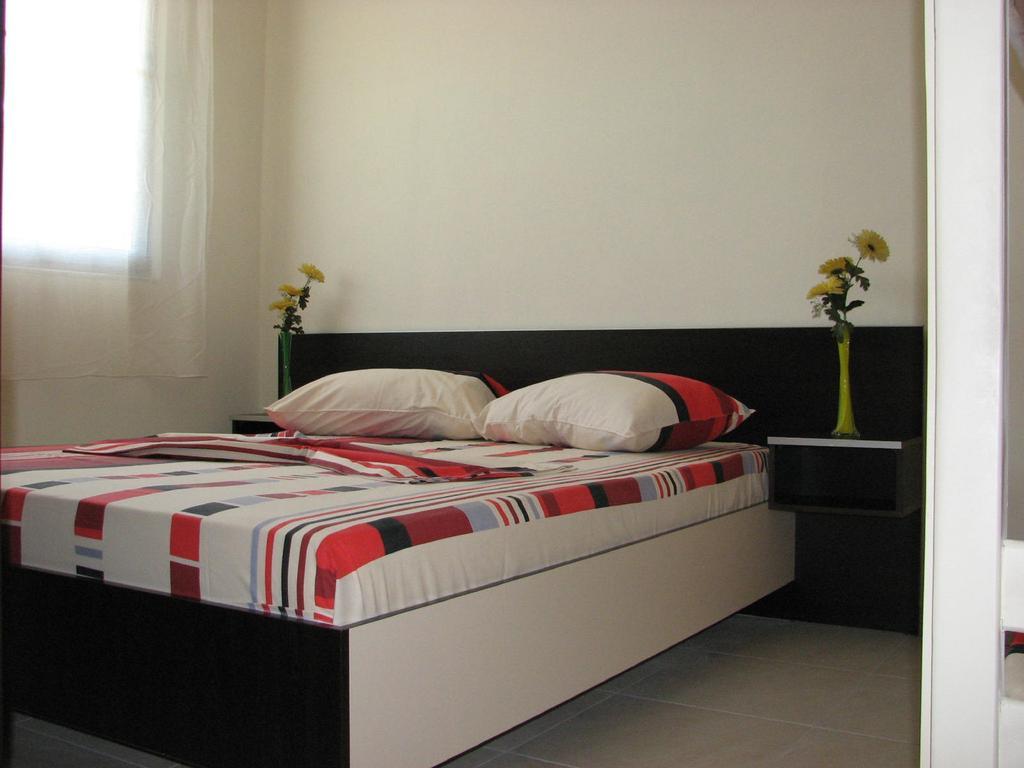 Aparthotel Vila Tufi Velipojë Quarto foto